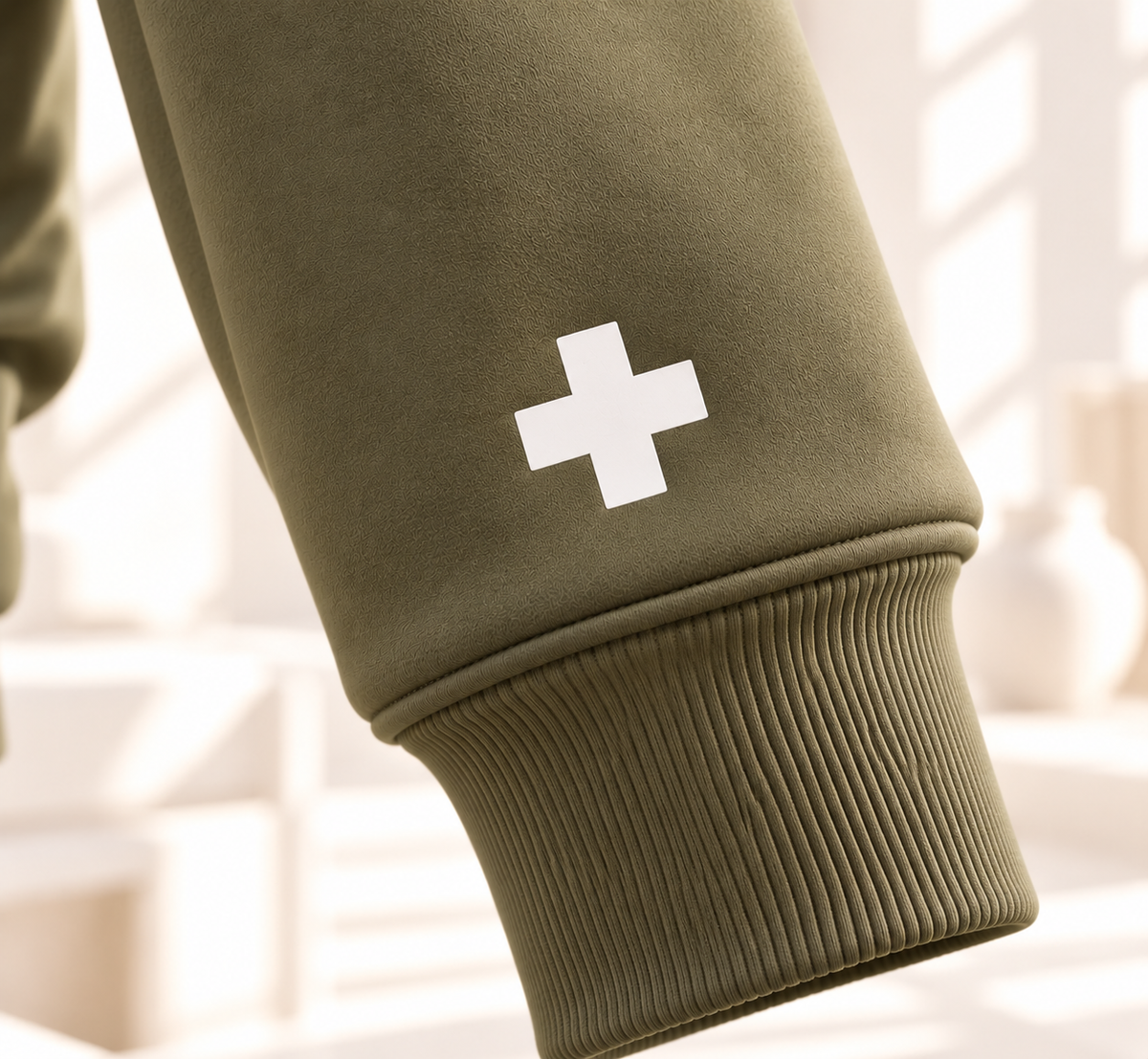 Unisex-Hoodie „famos“ – Olivgrün mit weißer Flockfolie