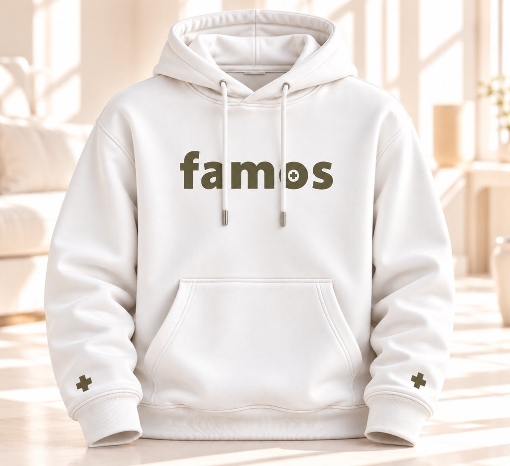 Weißer Unisex-Hoodie mit olivgrünem famos-Schriftzug und olivgrünen Plus-Details