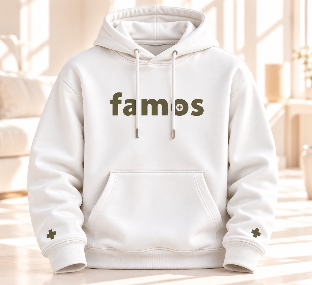 Weißer Unisex-Hoodie mit olivgrünem famos-Schriftzug und olivgrünen Plus-Details