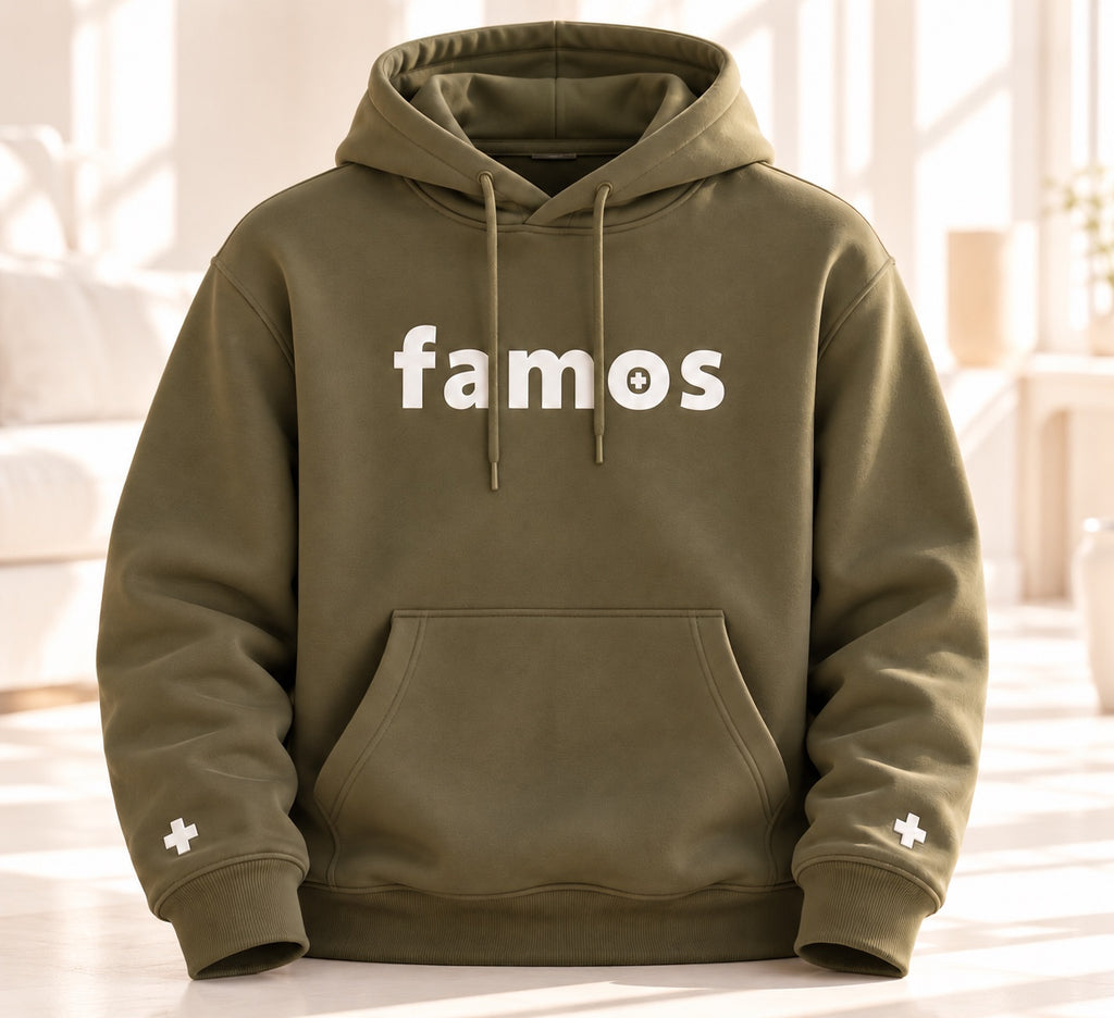 Olivgrüner famos Unisex-Hoodie mit weißem Schriftzug und weißen Plus-Details