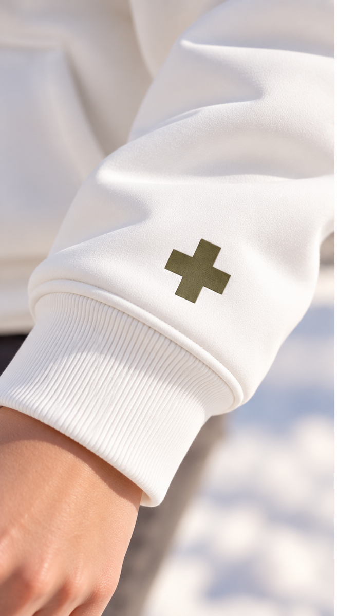 Detail weißer Hoodie Ärmel mit glattem olivgrünem Kreuz